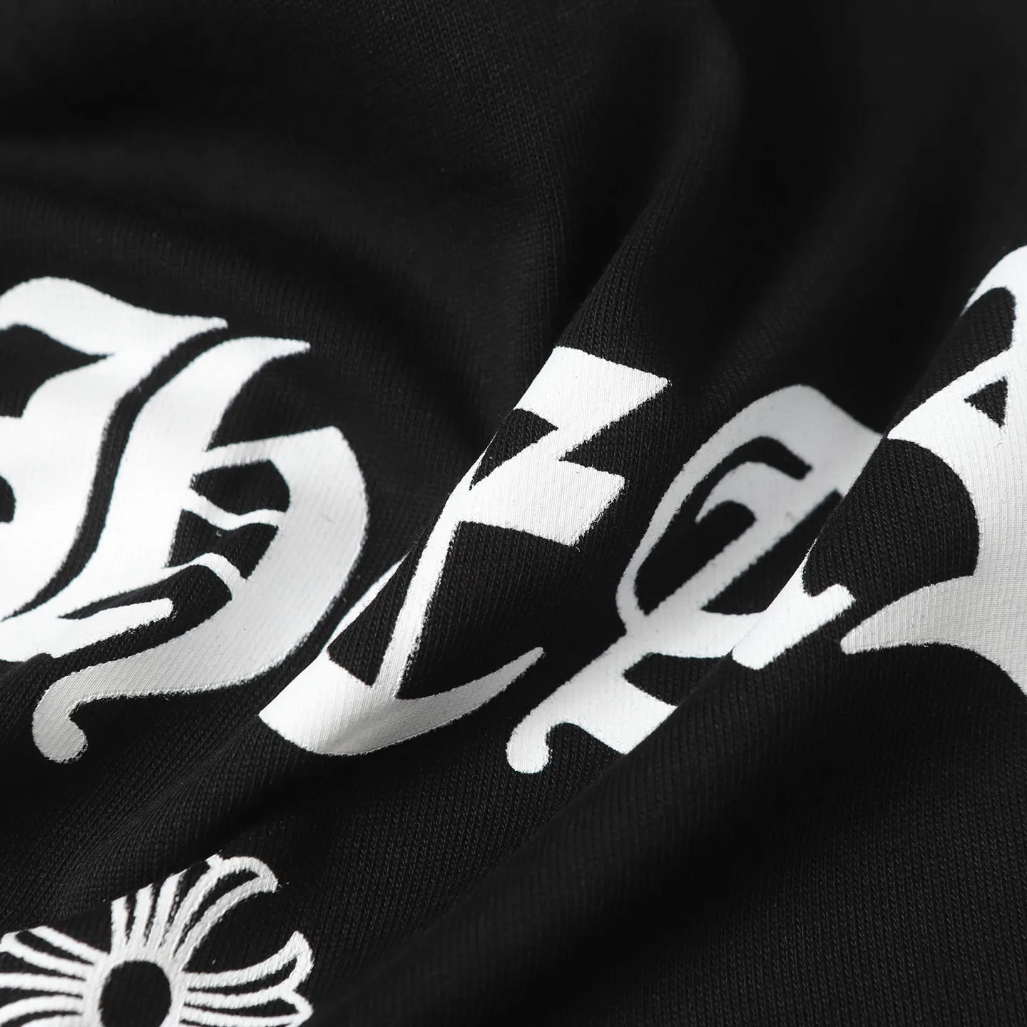 🅿️180 Chrome hearte/Chrome heart ch 25ss early spring Sanskrit letter printed short-sleeved T-shirt. A must-have item for daily commuting for men and women in light luxury. The correct version is welcome to compare. Detailed features: ·280 grams of 100% pure cotton double yarn jersey fabric. ·Custom-dyed in the same vat with special thickened 32 count double-strand 1x1 thread. ·Double-needle cross-stitching process. ·Original main mark washed hangtag. Color: black white. Size: XS-L